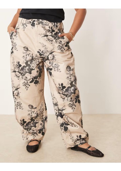 Kadın Büyük Beden Vizon, Varil Paça, Çiçek Desenli Yan ve Arka Cepli Kot Pantolon 65N39010 modelleri