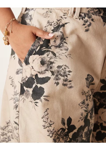 Kadın Büyük Beden Vizon, Varil Paça, Çiçek Desenli Yan ve Arka Cepli Kot Pantolon 65N39010 fırsatları