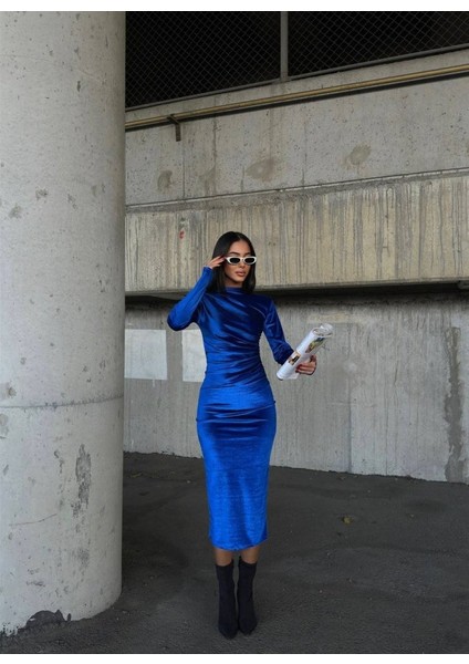 Soonaksesuar Kadın Uzun Kollu Yarım Balıkçı Yaka Büzgü Detay Kadife Kumaş Elbise