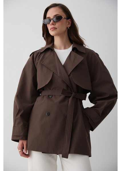 Kahverengi Miyabi Rüzgarlık Detaylı Kuşaklı Kısa Trençkot