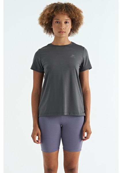 Koyu Gri Sırt Yırtmaç Detaylı O Yaka Kısa Kollu Standart Kalıp Kadın T-Shirt - 97267 fiyatları