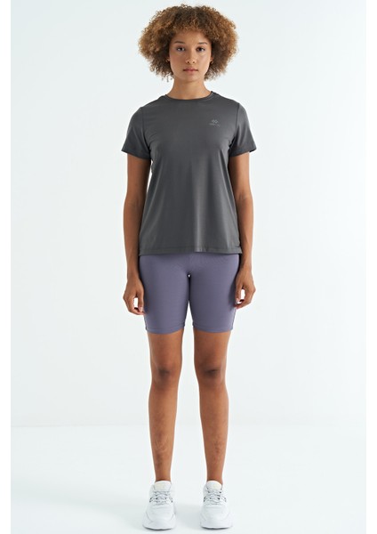 Koyu Gri Sırt Yırtmaç Detaylı O Yaka Kısa Kollu Standart Kalıp Kadın T-Shirt - 97267 modelleri