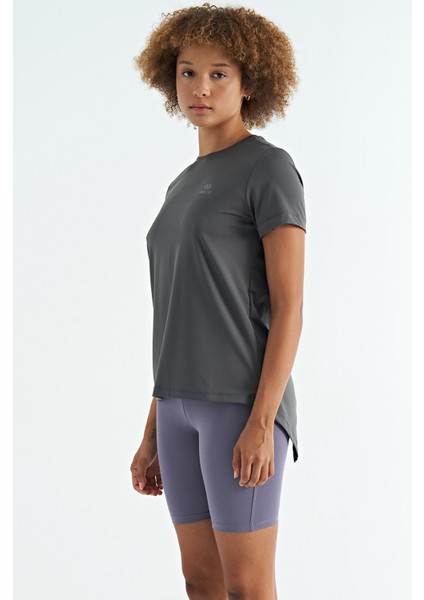 Koyu Gri Sırt Yırtmaç Detaylı O Yaka Kısa Kollu Standart Kalıp Kadın T-Shirt - 97267 fırsatları