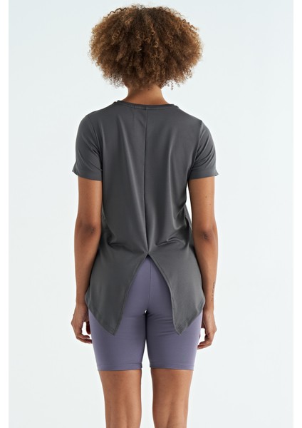 Koyu Gri Sırt Yırtmaç Detaylı O Yaka Kısa Kollu Standart Kalıp Kadın T-Shirt - 97267 indirimleri