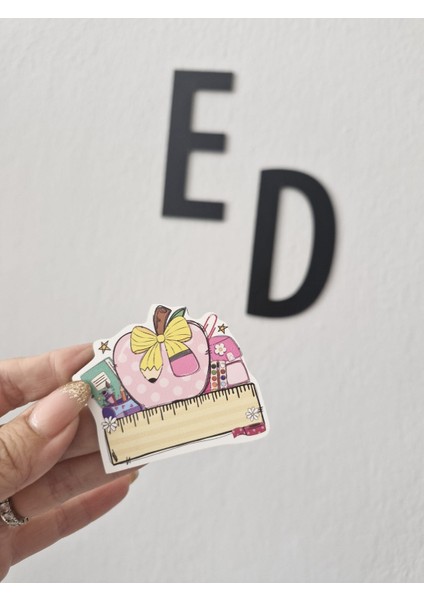 Öğrenci Ahşap Iğneli Yaka Kartı Pembe Elmalı 10 Adet - Isimlik - Rozet - Broş - Çanta Aksesuar