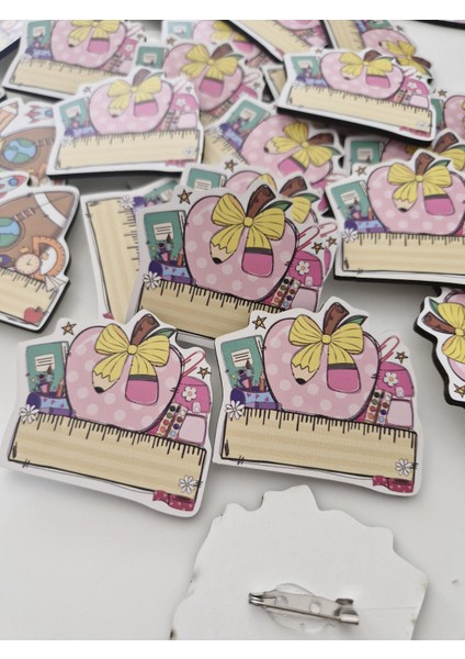 Öğrenci Ahşap Iğneli Yaka Kartı Pembe Elmalı 10 Adet - Isimlik - Rozet - Broş - Çanta Aksesuar fiyatları