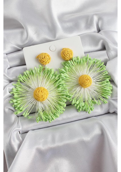 Yeşil Püsküllü Papatya Figürlü Hasır Örgü Model Gold Renk Kadın Küpe