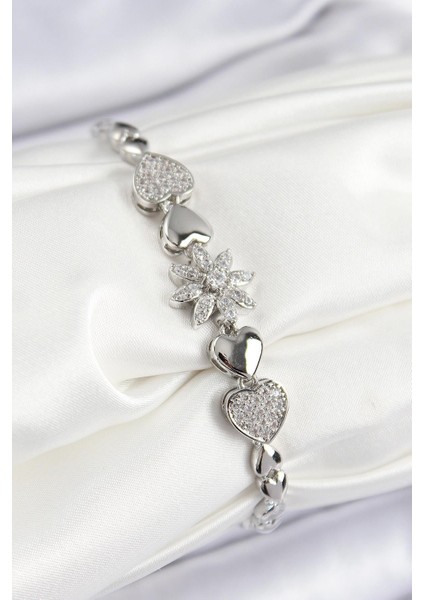 Pirinç Zirkon Taşlı Kalp Detaylı Çiçek Model Gümüş Renk Kadın Bileklik