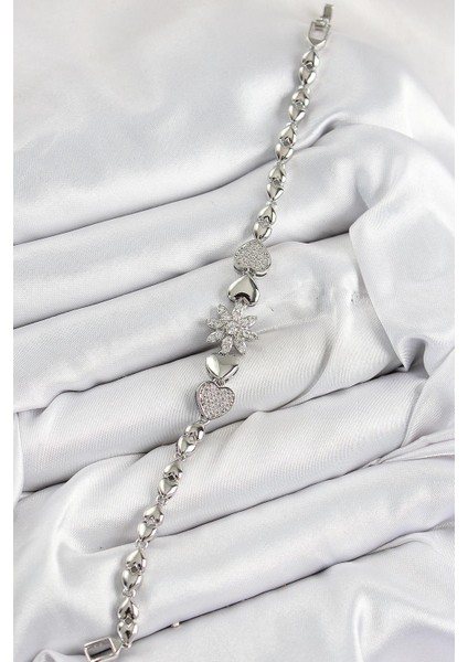 Pirinç Zirkon Taşlı Kalp Detaylı Çiçek Model Gümüş Renk Kadın Bileklik fiyatları