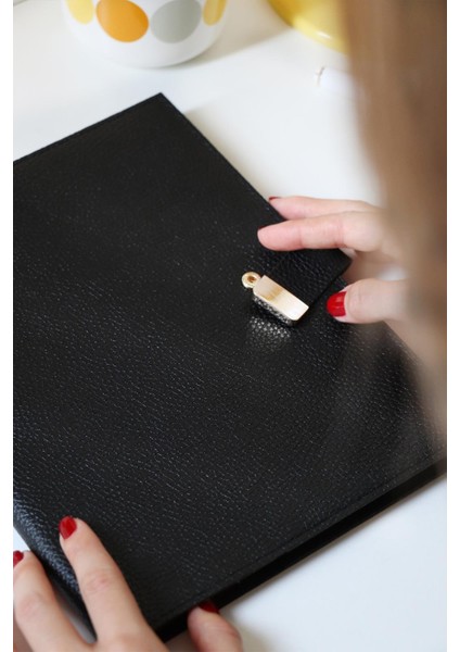 Executive Vegan Deri Defter. 19X25 Cm. 100 Gr. 176 Sayfa. Kenar Yaldızlı Siyah fırsatları