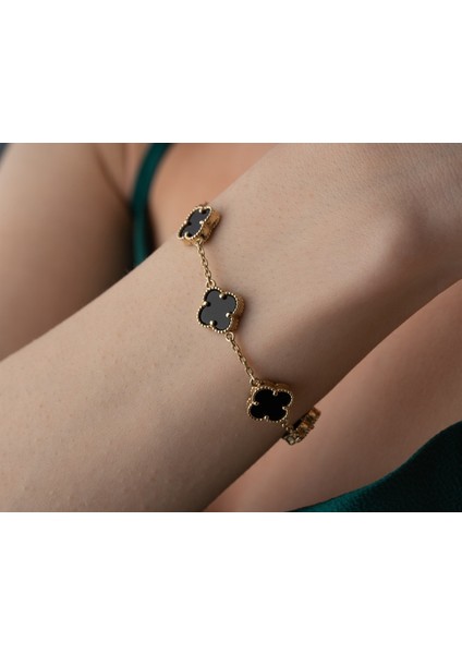 Çelik Kırmızı Yonca Bileklik – Şıklık ve Uğur Bir Arada fiyatları