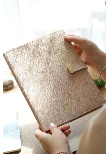 Executive Vegan Deri Defter. 19X25 Cm. 100 Gr. 176 Sayfa. Kenar Yaldızlı Şeftali