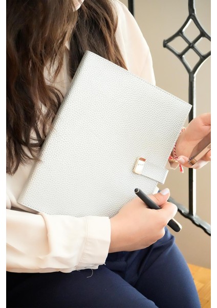 Executive Vegan Deri Defter. 19X25 Cm. 100 Gr. 176 Sayfa. Kenar Yaldızlı Gümüş modelleri