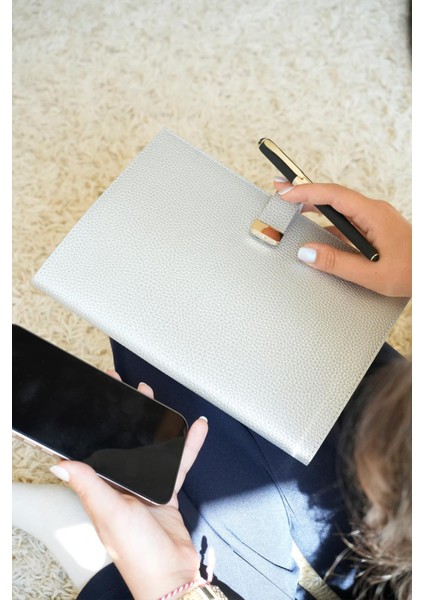 Executive Vegan Deri Defter. 19X25 Cm. 100 Gr. 176 Sayfa. Kenar Yaldızlı Gümüş indirimleri