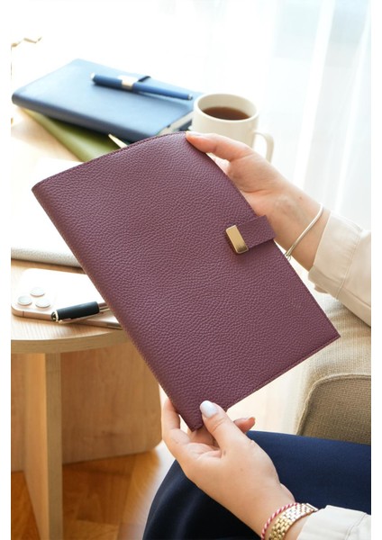 Executive Vegan Deri Defter. 19X25 Cm. 100 Gr. 176 Sayfa. Kenar Yaldızlı Bordo