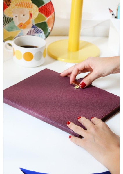 Executive Vegan Deri Defter. 19X25 Cm. 100 Gr. 176 Sayfa. Kenar Yaldızlı Bordo fiyatları