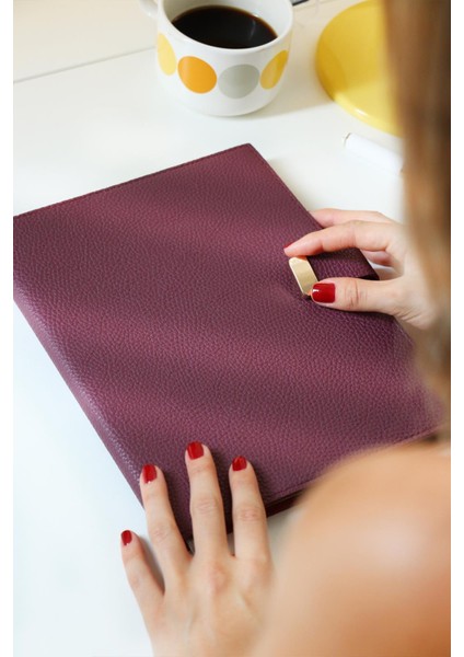 Executive Vegan Deri Defter. 19X25 Cm. 100 Gr. 176 Sayfa. Kenar Yaldızlı Bordo modelleri