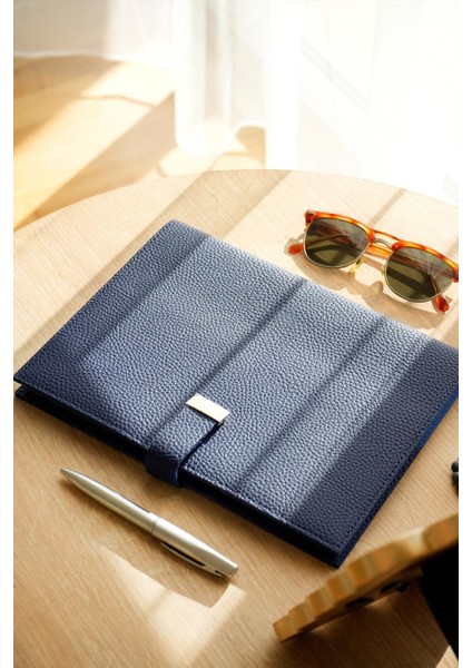 Executive Vegan Deri Defter. 19X25 Cm. 100 Gr. 176 Sayfa. Kenar Yaldızlı Lacivert modelleri