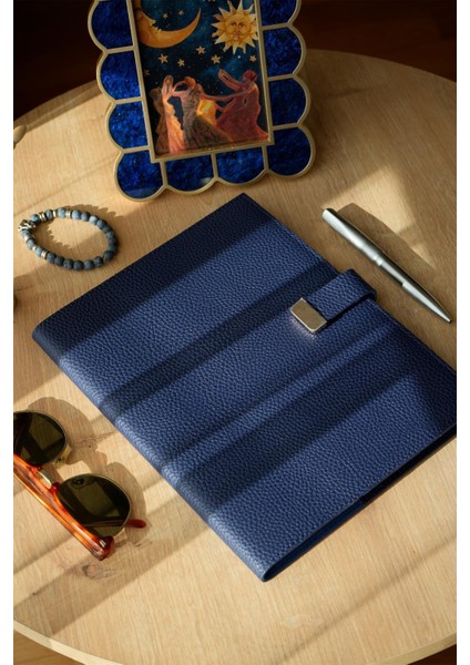 Executive Vegan Deri Defter. 19X25 Cm. 100 Gr. 176 Sayfa. Kenar Yaldızlı Lacivert fırsatları