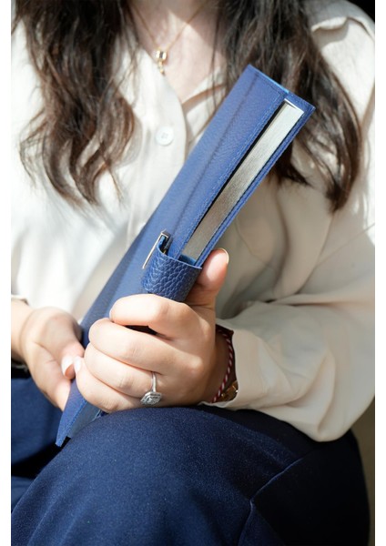 Executive Vegan Deri Defter. 19X25 Cm. 100 Gr. 176 Sayfa. Kenar Yaldızlı Lacivert indirimleri