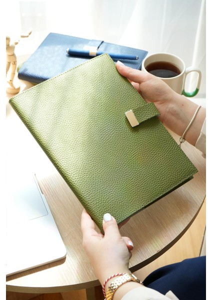Executive Vegan Deri Defter. 19X25 Cm. 100 Gr. 176 Sayfa. Kenar Yaldızlı Yeşil