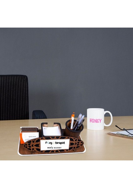 Fizyoterapistlere Hediye – Kişiye Özel Ahşap Masa Üstü Isimlik ve Kalemlik Seti fiyatları