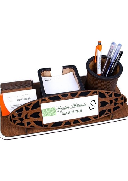 Yazılımcılara Hediye – Kişiye Özel Ahşap Masa Üstü Isimlik ve Kalemlik Seti
