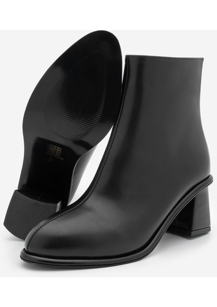 Kadın Sivrii Burun Arkadan Fermuarlı Dikiş Detaylı Kalın Topuklu Bot Atirya Siyah