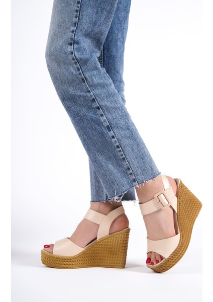 Perla Tokalı Lastikli Dolgu Topuklu Ortopedik Taban Hasır Görünümlü Kadın Sandalet Ckt - Ten fiyatları