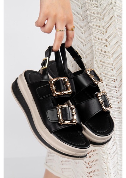 Çift Bantlı Tokalı Sandalet