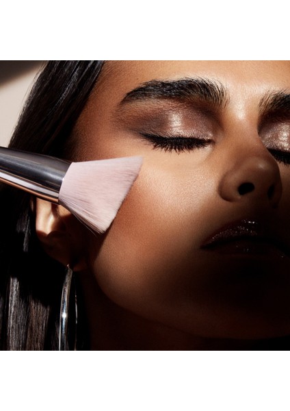 Cheek-Hugging - Bronzer Fırçası 190 fırsatları