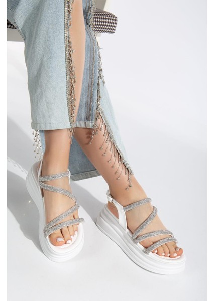 Taşlı Beyaz Sandalet Kadınlar İçin Ortopedik Tabanlı Şık Tasarım