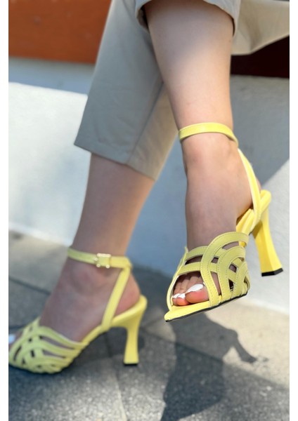 Ronel Mat Deri Sarı Bant Detaylı Topuklu Ayakkabı
