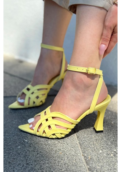 Ronel Mat Deri Sarı Bant Detaylı Topuklu Ayakkabı fiyatları