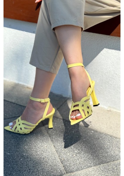 Ronel Mat Deri Sarı Bant Detaylı Topuklu Ayakkabı fırsatları