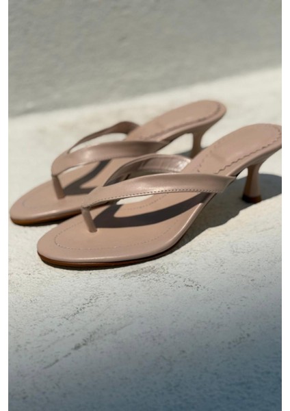 Ponya Mat Deri Bej Parmak Arası Topuklu Terlik