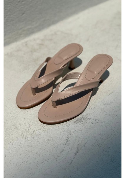 Ponya Mat Deri Bej Parmak Arası Topuklu Terlik fiyatları