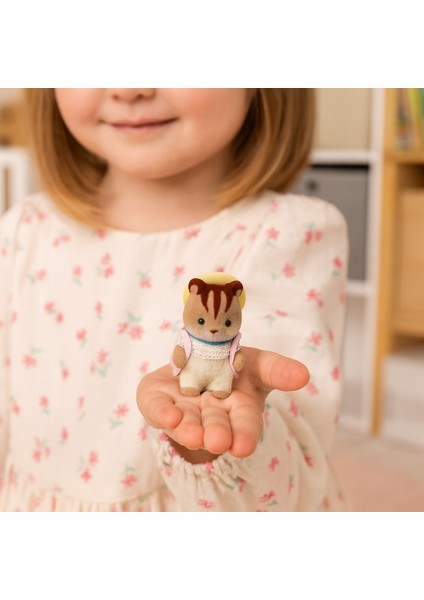 Sylvanian Families Sincap Walnut Squirrel Baby Figür Ceviz Sincabı + Şapka & Çanta Seti - 4/5 cm fiyatları