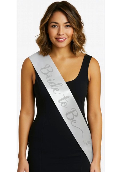 Beyaz Saten Üzerine El Yazısı Italik Gümüş Bride To Be Kuşağı 10 cm Genişlik (4887)