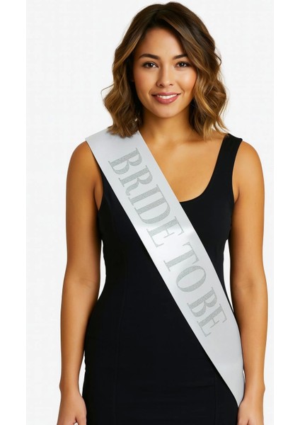 Beyaz Saten Üzerine Kalın Gümüş Yazılı Bride To Be Kuşağı 10 cm Genişlik (4887)