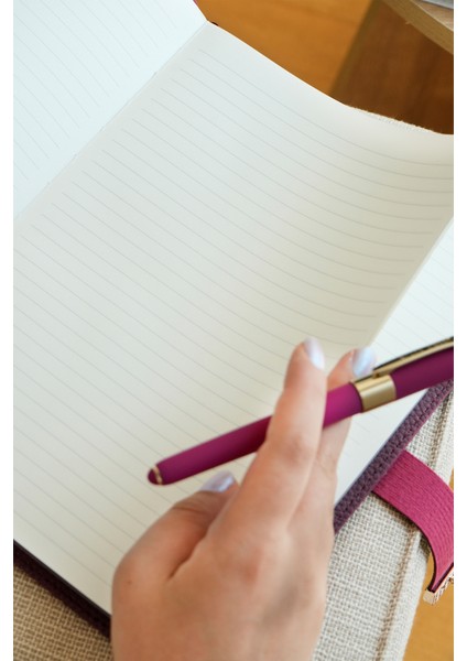 Executive Vegan Deri Defter. 19X25 Cm. 100 Gr. 176 Sayfa. Kenar Yaldızlı Şeftali