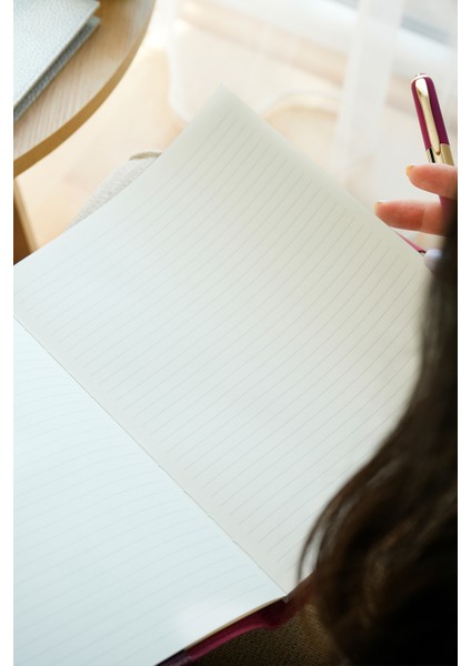 Executive Vegan Deri Defter. 19X25 Cm. 100 Gr. 176 Sayfa. Kenar Yaldızlı Şeftali