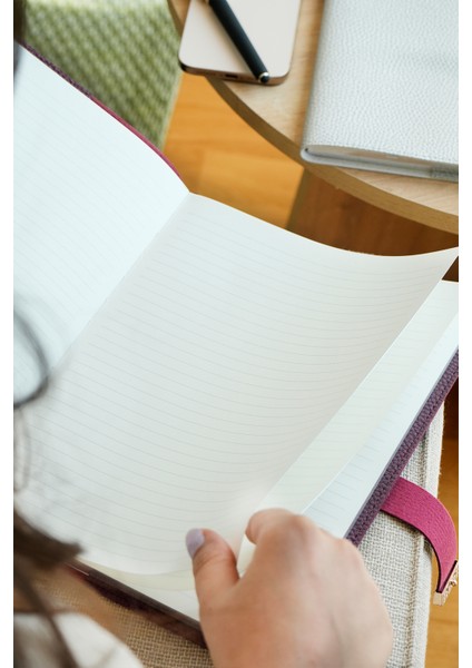 Executive Vegan Deri Defter. 19X25 Cm. 100 Gr. 176 Sayfa. Kenar Yaldızlı Şeftali