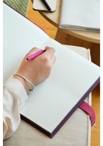 Executive Vegan Deri Defter. 19X25 Cm. 100 Gr. 176 Sayfa. Kenar Yaldızlı Şeftali