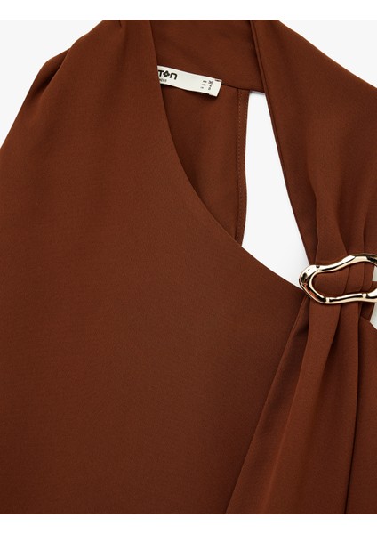 Krep Kumaş Metal Aksesuarlı Asimetrik Halter Yaka Kolsuz Bluz modelleri