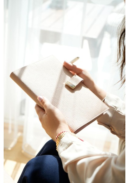 Executive Vegan Deri Defter. A5. 100 Gr. 240 Sayfa. Kenar Yaldızlı Şeftali fırsatları