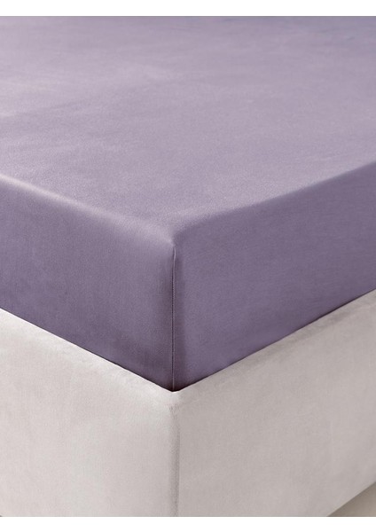 Geniş Yataklara Uygun Saten Çarşaf – Kaygan Dokulu, Modern Şıklık