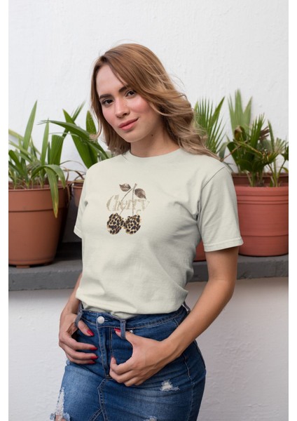 Leoparlı Cherry Baskılı / Kadın Çok Renkli T-Shirt %100 Pamuk Regular Fıt Rahat Kalıp