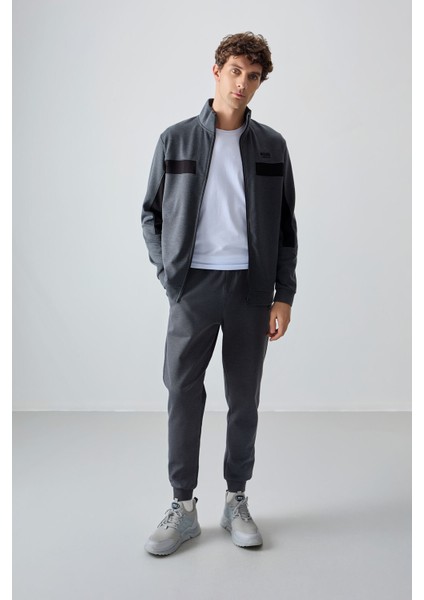 Koyu Gri Yüzeyi Dokulu Standart Fit Nakışlı Erkek Eşofman Takım - 85248