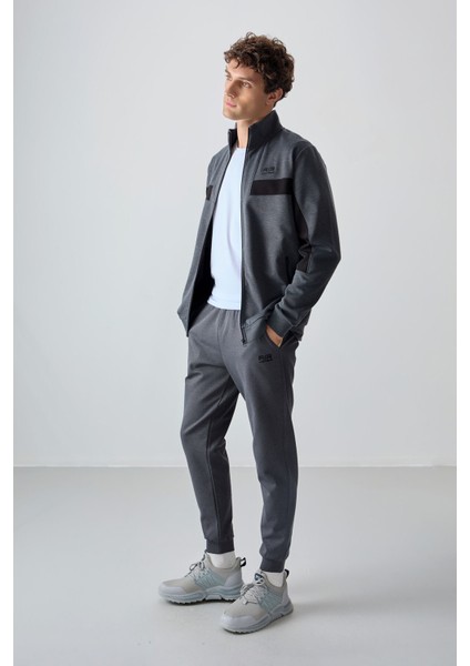 Koyu Gri Yüzeyi Dokulu Standart Fit Nakışlı Erkek Eşofman Takım - 85248 indirimleri